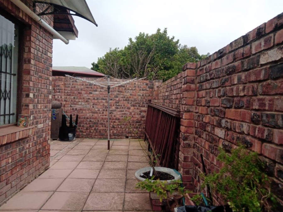 5 Bedroom Property for Sale in Wavecrest Eastern Cape